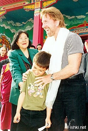 Чак Норрис в 99 году приезжал в Калмыкию (ЮФО). Ребята которые его обслуживали при
приезде в один голос отзывались о нем очень хорошо: без звезданутости, шутил много, контактный, не жадный, охотно общался. На просьбу сфотографироваться всегда шел на встречу.