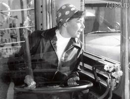 Девушка-водитель троллейбуса показала начало своего рабочего дня