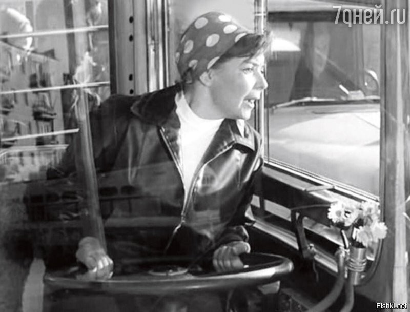 Девушка-водитель троллейбуса показала начало своего рабочего дня