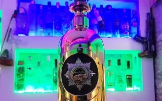 Новость из 2018

Бутылка водки Russo Baltique была похищена 2 января двумя неизвестными из бара Café 33. Ингберг оценивал пропажу в 1,1 миллиона евро. Бутылка, выпущенная в 2015 году латвийским производителем автомобилей Dartz, была помещена в корпус из золота и серебра и украшена бриллиантами.

Полиция Копенгагена обнаружила бутылку водки стоимостью более миллиона евро, украденную ранее из местного бара.

Как сообщает The Local, бутылку нашел рабочий на строительной площадке на окраине столицы Дании, после чего передал ее полицейским.

Сама бутылка не пострадала, однако ее содержимое исчезло.

Владелец заведения, откуда была украдена бутылка, Брайан Ингберг заявил, что очень рад возвращению украденной вещи. "Самое ценное в ней – это бутылка. В России мы сможем снова наполнить ее водкой", – добавил он.

PS Объём бутылки 6 литров.