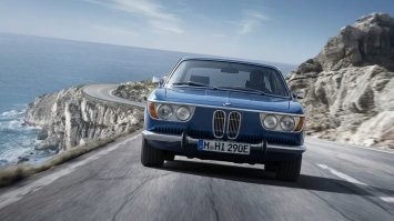 ИИ для БМВ всё время ноздри дорисовавает. Попросил из разных десятилетий. А новая с усами. Так что необычно.