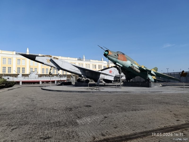 А я вот в Верхней Пышме был проездом на неделе.
Су-17 и МиГ-31