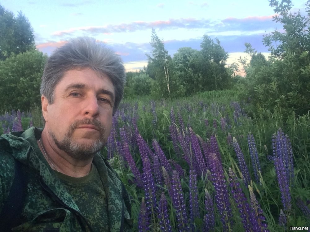 Ну вот почему на всех его картинках лица такие, что блевать хочется? Говорят, карикатуристы все морды с себя рисуют... Ну, что-то общее есть.