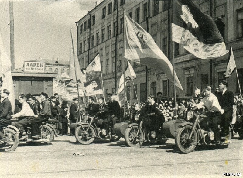 Казань. Первомайская демонстрация  на улице К. Маркса. 1950ые.