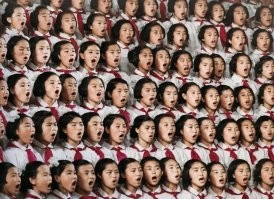 Жаркое солнце над Пхеньяном взошло.
Все корейцы работать идут. 
Горсточку риса прижали к груди.
Песню про Кима поют.

Ким Ир Сен - народный герой.
Ким Ир Сен - народный герой.
Ким Ир Сен - народный герой.
Ким Ир Сен - народный герой.

Жаркое солнце от Пхеньяна ушло.
Все корейцы с работы идут. 
Горсточку риса сожрали давно.
Но песню про Кима поют.

Ким Ир Сен - народный герой.
Ким Ир Сен - народный герой.
Ким Ир Сен - народный герой.
Ким Ир Сен - народный герой.