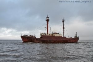 Фишка в том, что это был плавучий маяк и канадский.  Вот такой вот.
На обзорной РЛС очень хорошо видно береговую линию. 
Конечно хочется верить во врагов идиотов, но ....
А так, если с лоцией не дружишь, то такого с курса вполне погнать можно...