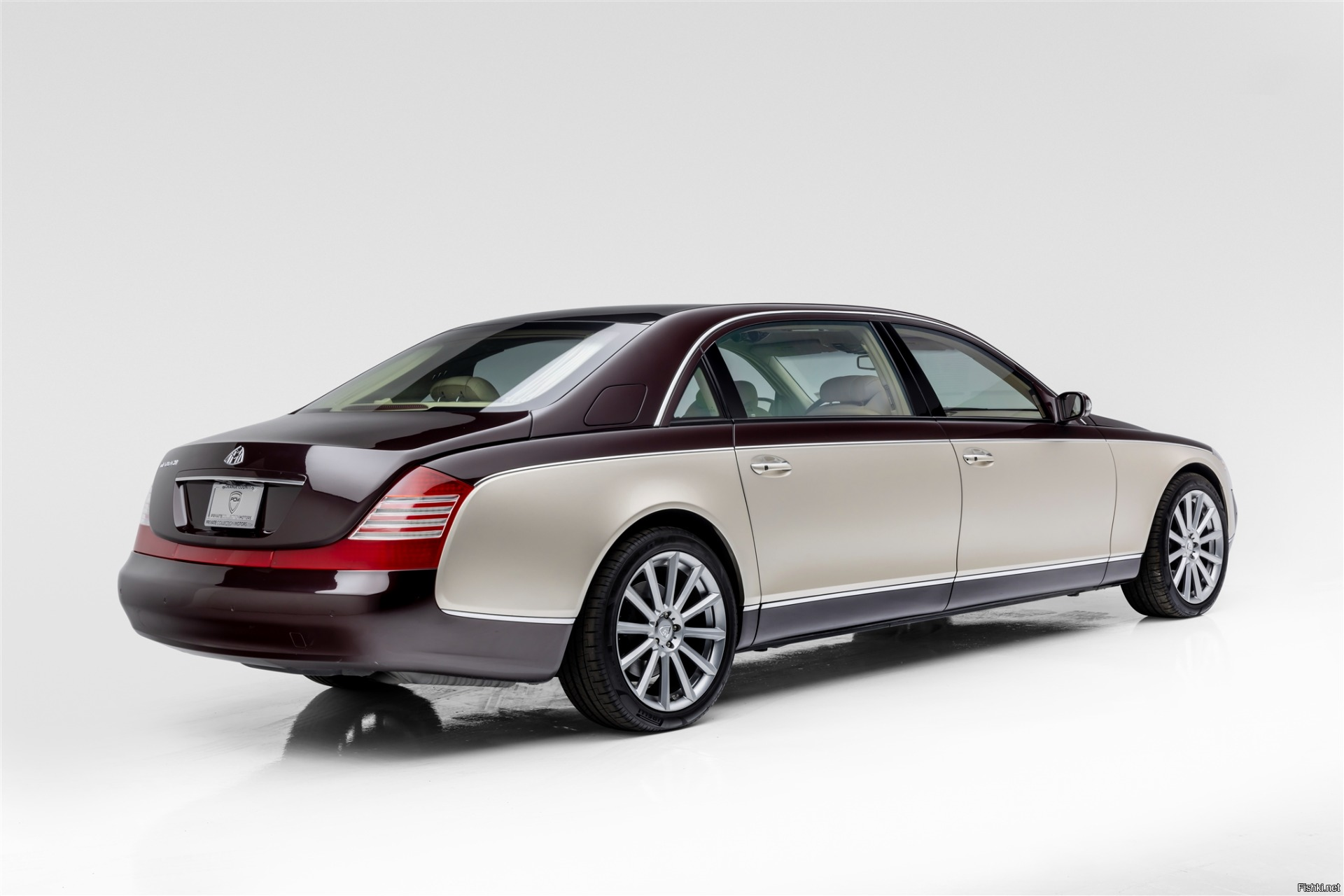 Чё-то Майбах сдаёт, стал просто S классом с кучей примочек, еще и кожу убрали. Предыдущий Майбах было видно издалека, чувствовался высший класс, вообще другая машина была и в другом кузове. А сейчас просто S класс, которых на дороге как говна за баней. Всё имхо.