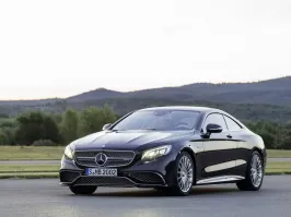 есть s-класс специально "для водителя"
.
.
.
вижу, народу правда про б\у членовозы не нравится......
.
естессно, когда наемный водила за рулем, на машину ему плевать, шеф новую через 3-4 года купит.... лично видел, как мастера в Мерс-центре в-полцены продавали фирменные фильтра, масло и расходники за наличку......идиоту понятно, откуда излишек берется....