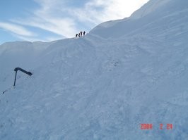 Как-то наблюдал в Красной поляне девицу, которая примерно столько же пролетела кувырком, катаясь на горных лыжах. Дело было на четвёртой очереди канатки Альпика сервис примерно в 2004 году.  Вон оттуда, где люди стоят, она навернулась и лелела знатно до конца крутого участка. Я как раз за ней спускался и по дороге собирал всё, что от неё отлетело - лыжи, шапку, очки, палки...