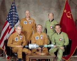 У меня даже марки сохранились с тех времён об этом эпохальном событии, когда СССР и США будто дружить начинали.