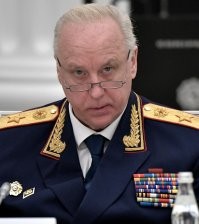 Жительница Казани засняла, как заключённые передают мелкие предметы через носок и верёвку