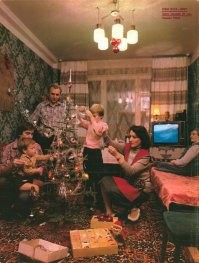 Часто попадаются отзеркаленные советские фотографии домашнего интерьера с телевизором. Интересно,  для чего это делают.