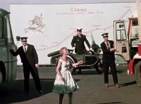 Девушка «выгуливает» гигантский самосвал