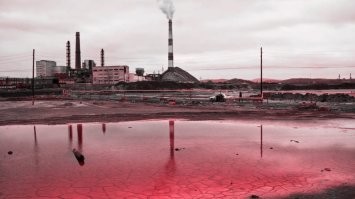 Кислотные дожди, терриконы обожжённого шлака высотой 50+ метров , пропитанная  свинцом, серой, мышьяком и медью. Заболеваемость раком местного населения в 4-5 раз выше чем по стране , это не считая болезней органов пищеварения(в 3 раза) кожных заболеваний (в 2,5 раза) врожденных дефектов и прочего..