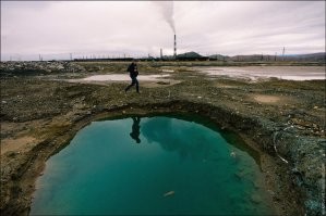 Кислотные дожди, терриконы обожжённого шлака высотой 50+ метров , пропитанная  свинцом, серой, мышьяком и медью. Заболеваемость раком местного населения в 4-5 раз выше чем по стране , это не считая болезней органов пищеварения(в 3 раза) кожных заболеваний (в 2,5 раза) врожденных дефектов и прочего..