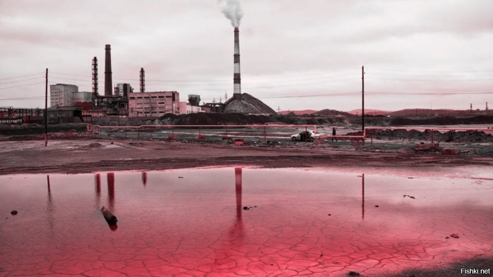 Кислотные дожди, терриконы обожжённого шлака высотой 50+ метров , пропитанная  свинцом, серой, мышьяком и медью. Заболеваемость раком местного населения в 4-5 раз выше чем по стране , это не считая болезней органов пищеварения(в 3 раза) кожных заболеваний (в 2,5 раза) врожденных дефектов и прочего..