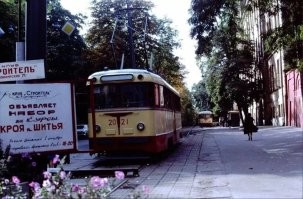 Киев. Университет. Конечная. Трамвай типа "тяни-толкай" с двумя кабинами. Ездил без разворотных кругов. На максимуме было три таких линии. Сейчас ни одной