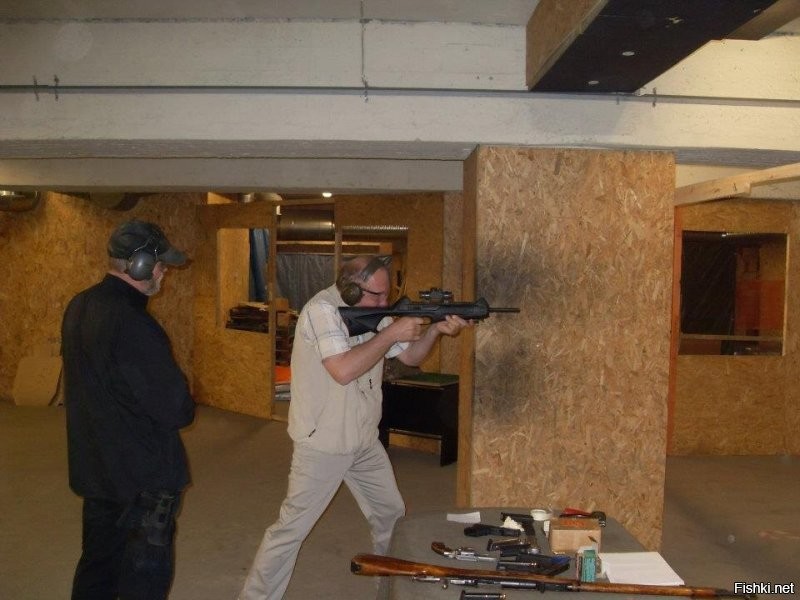 Вот я шпурляю. Инструктор внимательно стоит рядом. На бедре у него револьвер висит. Если что, то наверно рукояткой по башке успокоит. Но там какие то идиоты мосинку заказали. Ума видно нет. В подвале от неё такой ба-бах получается, что не понять: тебе по печени заехали, или по пяткам.