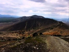 Как-то в детстве довелось мне пожить в г. Карабаш, где как раз был медеплавильный завод. Это просто пипец. Лунные пейзажи в горах, выжженных кислотными дождями, ужасная экология и прочее..  Интересно, с тех пор что-то поменялось в лучшую сторону...
 - вид со спутника