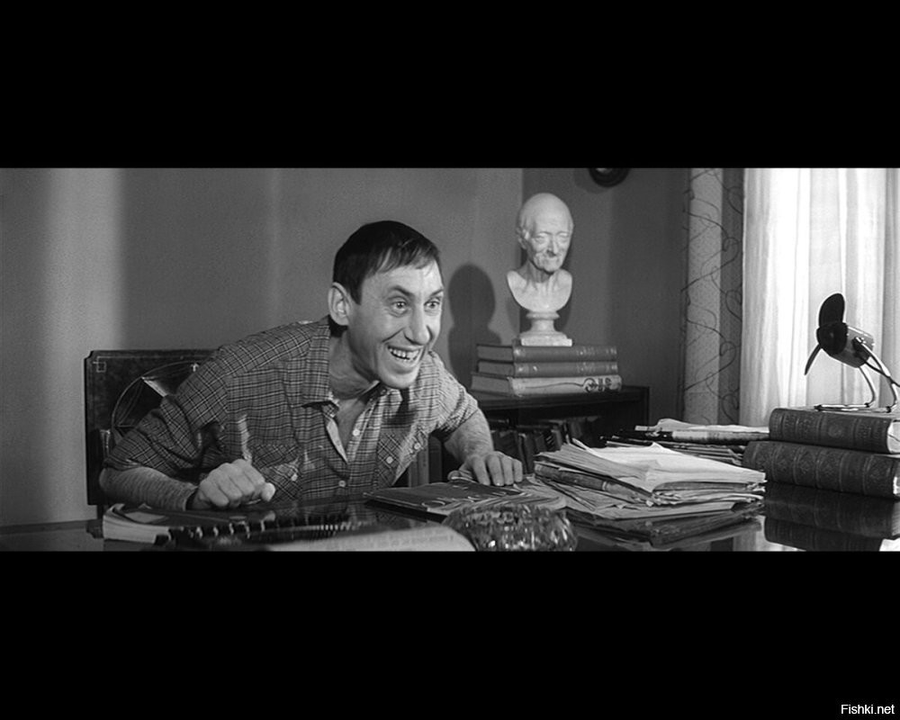 надеть ему очки и трубку в рот, и запенить коробку не снимая. О! СЮЖЕТ