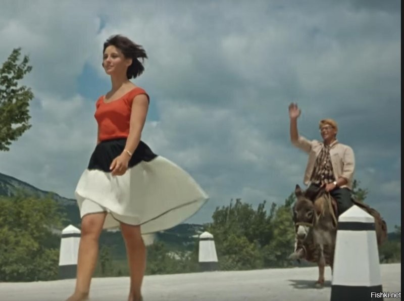 Девушка «выгуливает» гигантский самосвал