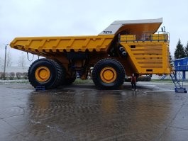 Видел в живую этот БелАз ))) Вон стою у переднего колеса