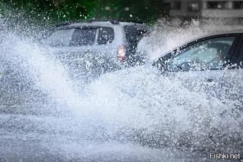 Прошлым летом мы с женой чуть шеи не свернули себе - смотрели на крутую машинку. Типа этой. Упорно не поднимавшей крыши (а то как все поймут крутизну). После ливня.
Я, как ни старался аккуратно мимо него проехать в соседнем ряду, фиганул его из лужи.