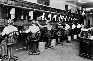 Назад в Будущее. Фильм 4ый. Действие происходит в Москве 2027 и Ленинграде 1952 годов. Мартину Макфлаю и Доку Брауну предстоит кое-что подправить в в прошлом.