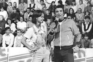 «Делай с нами, делай, как мы, делай лучше нас!» (нем. Mach mit, Mach's nach, Mach's besser!)   популярная детская спортивная передача телевидения ГДР (1964–1990 гг.), транслировавшаяся и в СССР. Ведущий Герхард Адольф (Ади) проводил веселые эстафеты между школьными командами, популяризируя спорт и здоровый образ жизни.
Программа была совместным проектом с Олимпийским комитетом ГДР и часто позиционировалась как более динамичная альтернатива советским «Веселым стартам».