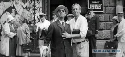 В Краснодаре курьер врезался в шлагбаум