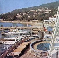 Это бассейн на палубе какого-то теплохода круизного, того времени. А на набережной в Ялте никогда не было бассейна для плавания...