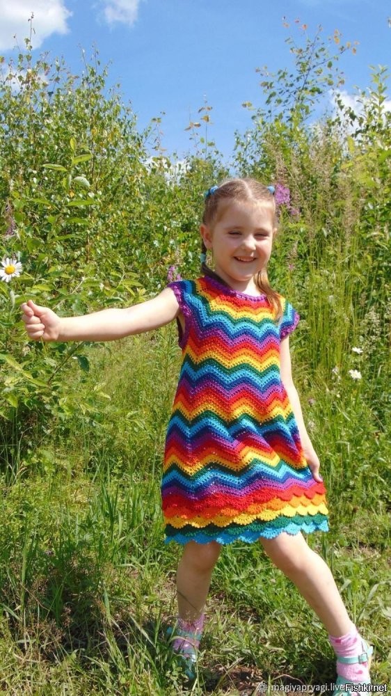 Какая прелесть- и девушка, и платье! Не те мешки, которые на улицах вижу... Догадываешься, что это девчонка лишь по длинным волосам и голосу.