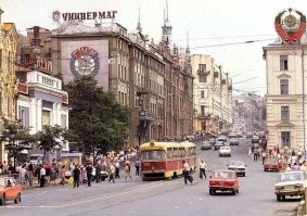 1. С Юбилеем
2.  За Леонида Ильича всегда плюс
3. Владивосток, Светланская (да, меня туда с Украины заносило!) :-)