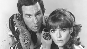 Get Smart (он же "Напряги извилины" в русском переводе), сериал же был такой
