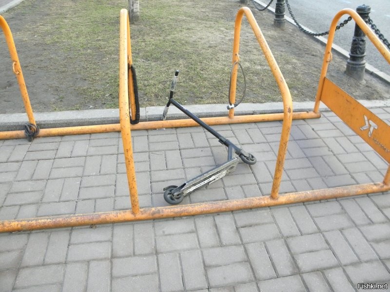Воскресенье - утро.  Трудовой город отдыхает.