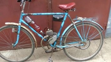 Ну в моем детстве так называли, по крайне мере в родном Новосибирске. 

Тут стоит понимать отличия. Есть МоПед (от мотор+педали), так называли верховины с педалями, карпачи, Риги с мотором семейства "Ш" (например Ш58). 

А Вело-мопедами называли аппараты, которые были с двигателями серии Д (Д4, Д6 (самый массовый, на моей памяти) и Д8 - мечта которую было не найти, он как Д6, только зажигание без кулачка), это, в основном Риги - например Рига 7. 

А вот велосипед с мотором, это был любой велосипед, на который воткнули движок из серии Д, продавались комплекты для оборудования велосипедов. Прикреплю фотки, что бы было понятно. 

1-е фото, верховина, двигатель Ш52 с педальками - это у нас называли мопед. 

2-е фото Рига-7 Такие у нас называли вело-мопед. В отличие от велосипеда это было заводское изделие, но с двумя цепями и педалями как на велосипеде, а не торчащими из мотора. 

3-е фото велосипед с мотором, т.е. на серийный велосипед приделали двигатель. В данном случае Д4 на велосипеде "украина". Но часто последние оба варианта называли одинаково - вело-мопед. 

4-е фото - мокик, например "Карпаты" с кикстартером, но и его чаще называли просто мопед, "мокик" реже

Эх что то юность вспомнил аж, купить себе что ли дырчик с "дэшником", на даче до магазина гонять....