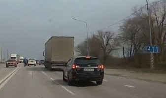 А это что?
Вполне себе поворот.
А знак перекрёстка за большегрузами спрятался.