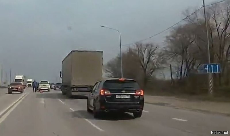 А это что?
Вполне себе поворот.
А знак перекрёстка за большегрузами спрятался.
