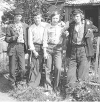 Два городских пижона под конвоем двух местных.