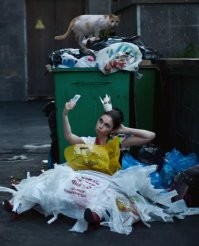 Странное хобби девушки