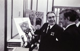Л.И.Брежнев показывает канцлеру ФРГ Гельмуту Шмидту свою фотографию на Параде Победы 1945 года. 
 По свидетельству личного фотографа генсека Владимира Мусаэльяна, при этом произошёл такой разговор. Леонид Ильич сказал:
- Смотри, Гельмут, какой я молодой на Параде Победы!
 Шмидт помолчал и спросил:
- А на каком фронте вы воевали, господин Брежнев?
- На 4-м Украинском!
- Это хорошо. Я был на другом. Значит, мы с вами не стреляли друг в друга…