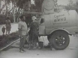 Борис, вы больше не бухайте, фото отображает культурное для того времени принятия слабоалкогольного напитка!
Бочки с пивом и вином, стояли везде!
Удачи мил человек,  раньше пили меньше чем вы думаете!