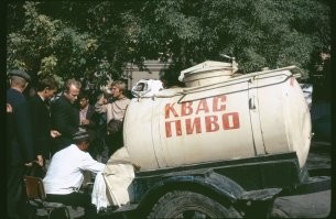 Борис, вы больше не бухайте, фото отображает культурное для того времени принятия слабоалкогольного напитка!
Бочки с пивом и вином, стояли везде!
Удачи мил человек,  раньше пили меньше чем вы думаете!