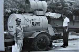 Борис, вы больше не бухайте, фото отображает культурное для того времени принятия слабоалкогольного напитка!
Бочки с пивом и вином, стояли везде!
Удачи мил человек,  раньше пили меньше чем вы думаете!