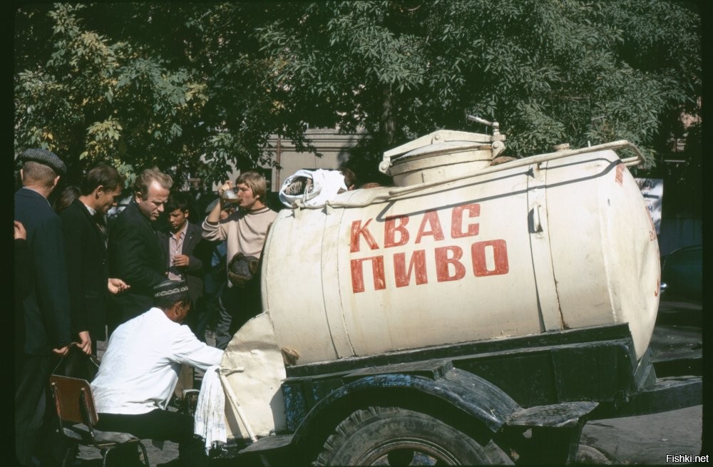 Борис, вы больше не бухайте, фото отображает культурное для того времени принятия слабоалкогольного напитка!
Бочки с пивом и вином, стояли везде!
Удачи мил человек,  раньше пили меньше чем вы думаете!