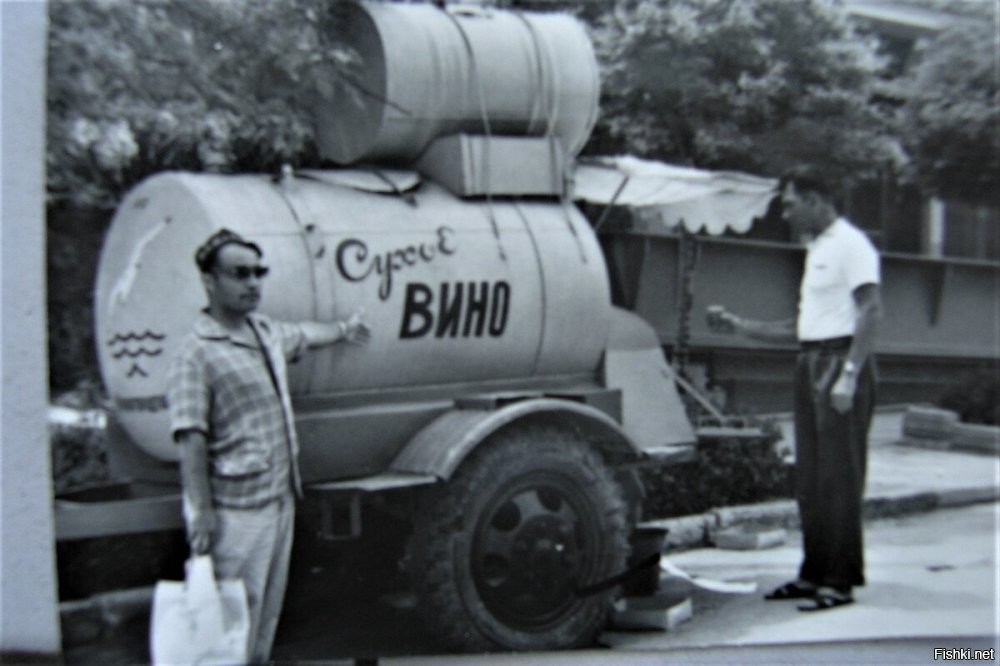 Борис, вы больше не бухайте, фото отображает культурное для того времени принятия слабоалкогольного напитка!
Бочки с пивом и вином, стояли везде!
Удачи мил человек,  раньше пили меньше чем вы думаете!