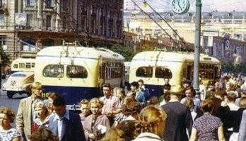 А я такой древний, что застал (ещё в детский сад ходил) эти троллейбусы, у них на задней площадке было сиденье во всю ширину.