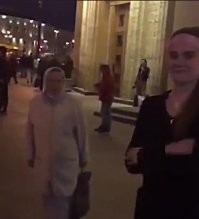 Львица с игривым настроением