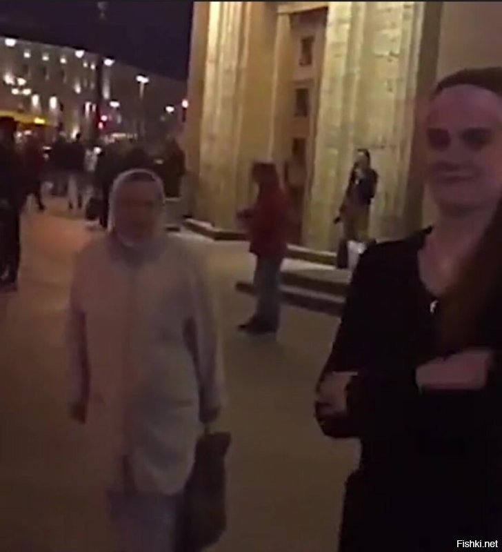 Львица с игривым настроением