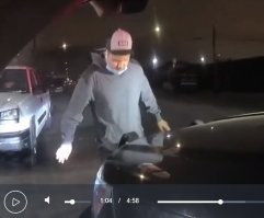 Полицейский говорит "Встань на колени" (Get on your knees)
Чел, логично делает шаг назад, чтобы не упереться в авто, разводит руки в стороны, чтобы показать, что он ни за чем не тянется и для координации движения вниз, в это время получает несколько пуль
Я не понял логику полицейских

Напоминает случай, когда толстяка положили на колени и заставили ползти на карачках, у него спадают штаны, он тянет руку, чтобы их подтянуть и получает очередь из автомата